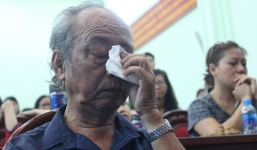 Cư dân Carina khóc trong phút tri ân Cảnh sát PCCC dũng cảm cứu người