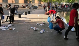 Ngao ngán cảnh vỏ túi nilon, chai nhựa... la liệt sau đêm xếp hàng canh mua giày Adidas của các bạn trẻ ở Sài Gòn