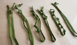 Đi lễ chùa gặp 'con nợ', người phụ nữ gọi em trai đến bắt người