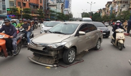 Ô tô 'điên' hạ gục 5 xe máy ở chân cầu vượt, 3 người nguy kịch