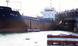 Tàu hàng trôi vào gầm cầu Đồng Nai rồi mắc kẹt nhiều giờ