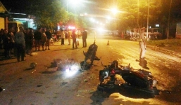 Xe máy đối đầu kinh hoàng, 2 người chết, 3 thanh niên nguy kịch