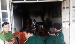 Cảnh sát đập tường giải cứu 3 mẹ con mắc kẹt trong đám cháy