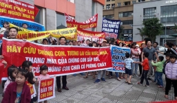 Hàng trăm cư dân chung cư BMM căng băng rôn biểu tình tố hàng loạt sai phạm chủ đầu tư