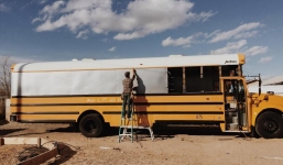 Bán nhà cửa, bỏ gần 1 tỷ đồng mua xe bus cũ, cặp vợ chồng bỏ lại tất cả đưa con đi chu du khắp đất nước