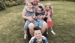 Người cha đồng tính nhận nuôi 4 con khuyết tật suốt 10 năm: 'Họ hỏi rằng con tôi cũng sẽ 'bê đê' à hay tôi làm thế chỉ vì tiền'