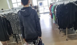 Con trai chê bạn mặc đồ giá rẻ, bà mẹ gây bão mạng khi quyết định dạy con 1 bài học đắt giá