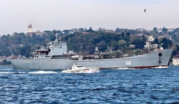 Sau vụ không kích, tàu chiến Nga mang hàng loạt khí tài quân sự cập cảng Syria