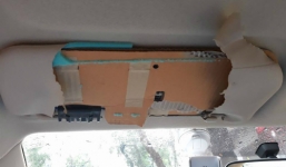 Chủ xe tá hoả khi phát hiện Toyota làm tấm chắn nắng từ bìa cứng carton kém chất lượng