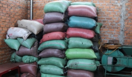 Cận cảnh bên trong cơ sở chế biến cà phê từ bột đá và pin Con Ó