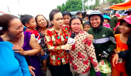 Bà mẹ chồng lầy nhất năm: Chụp hình với Việt Hương trước đã rồi lo con dâu đau đẻ sau