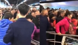 Khách TQ chen chúc nhau đến nghẹt thở trên tàu điện ngầm vì được đi miễn phí