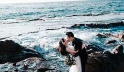 Ảnh cưới 'tình bể bình' của cặp đôi cứ hẹn hò là gặp trời mưa