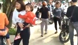 Bé gái 4 tuổi ngủ dưới gầm giường, người thân gào khóc đi tìm tưởng con bị bắt cóc