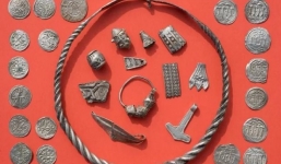 Cậu bé 13 tuổi bất ngờ phát hiện kho báu của vua Bluetooth thế kỷ 10