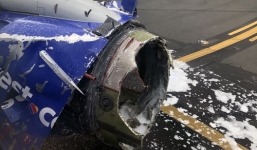 Máy bay nổ động cơ trên không, hành khách bị hút ra cửa sổ