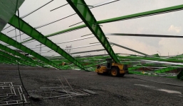 Mưa lớn khiến nhà xưởng đổ sập: Tài xế lái xe lu bị thanh sắt đè tử vong trong xe