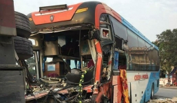 Xe khách húc xe tải lật ngửa, hành khách hoảng loạn đập cửa thoát thân