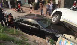 'Xế hộp' tiền tỷ mất lái đè trúng Camry đỗ dưới chân đê