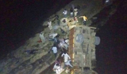 Nóng: Xe đám cưới bất ngờ rơi khỏi cầu khiến 25 người tử vong