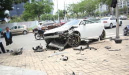 Xế sang Audi nát bét đầu sau cú tông kinh hoàng