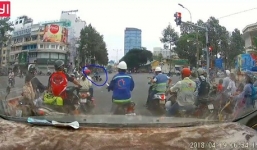 Hãi hùng cảnh tên cướp kéo lê cô gái giữa trung tâm Sài Gòn