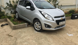 Thầy giáo lùi xe bất cẩn trong sân trường khiến 2 học sinh thương vong