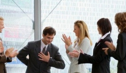 Chuyện công sở: Những kẻ nịnh hót tiến rất nhanh, nhưng có thể rơi xuống hố bất cứ lúc nào