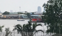 Hai sà lan đâm nhau gần cầu Phú Mỹ, 3 người thoát chết