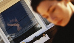 Thấy bạn làm ăn ở trong phòng ngủ với vợ, chồng cầm 2 con dao đâm chết người