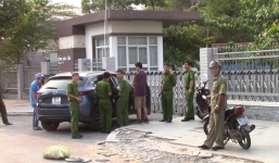 Kính ô tô đậu trên vỉa hè vỡ nát, 1 tỉ đồng bốc hơi giữa ban ngày