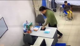 Xuất hiện clip người nhà bệnh nhân hành hung bác sĩ BV Xanh Pôn tự đặt tiền lên bàn bác sĩ