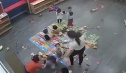 Clip: nữ giáo viên mầm non đánh liên tiếp, giật người trẻ ngã vật xuống nền nhà