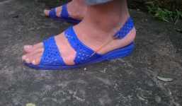 Cái khó ló cái khôn: Khi bạn là fan cuồng dép tổ ong nhưng nhà trường lại bắt đi quai hậu