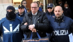 'Bố già' mafia sa lưới vì liên lạc với đàn em bằng giấy nhớ