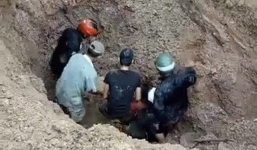 Cứu sống cặp vợ chồng bị chôn sâu hơn 2 m trong gần 1 giờ