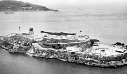 Sau 50 năm vượt ngục thành công, tên tù nhân bất ngờ gửi thư đến cảnh sát xin trở vào tù với một điều kiện duy nhất