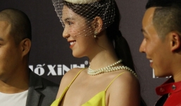 Nào chỉ lộ mặt nọng cằm, Ngọc Trinh 5 lần 7 lượt luống cuống vì suýt lộ ngực trên thảm đỏ VIFW