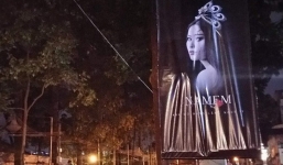 Khu vực xung quanh quán ăn của Trường Giang xuất hiện nhiều poster quảng bá MV của Nam Em