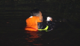 Cảnh sát bơi dưới kênh để bơm nước khống chế đám cháy rừng tràm ở Sài Gòn