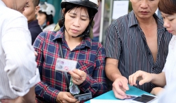 Xếp hàng nửa ngày trời vẫn chưa tới lượt đăng ký thông tin thuê bao di động