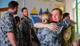 Lính Hải quân Hoàng Gia Australia bật khóc khi thăm Trung tâm Bảo trợ trẻ em tàn tật Thị Nghè