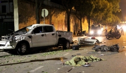 Xe bán tải húc văng nhiều xe máy dừng đèn đỏ, nhiều người thương vong