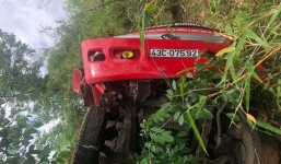 TNGT nghiêm trọng: Xe bồn lao xuống vực, tài xế văng khỏi cabin tử vong