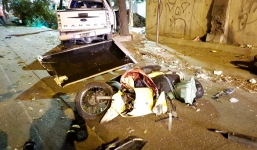 Kinh hoàng hiện trường xe bán tải tông hàng loạt xe máy dừng đèn đỏ ở TP.HCM