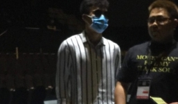 Lộ ảnh thủ môn Bùi Tiến Dũng đứng trên sàn runway, rất có thể đây sẽ là lần đầu diễn thời trang của anh chàng?