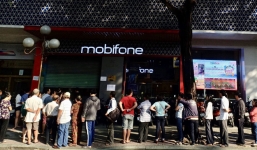 Người Sài Gòn xếp hàng cả sáng Chủ nhật chờ chụp hình chân dung cập nhật thuê bao di động