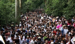 Dòng người đội nắng, chen nhau nghẹt thở trong ngày khai hội đền Hùng