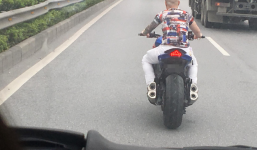 Thanh niên chạy PKL không mũ, không gương, không cả tóc lao vun vút trên cao tốc Cầu Giẽ - Ninh Bình