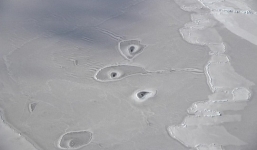 Các lỗ bí ẩn ở Bắc Băng Dương khiến NASA bối rối